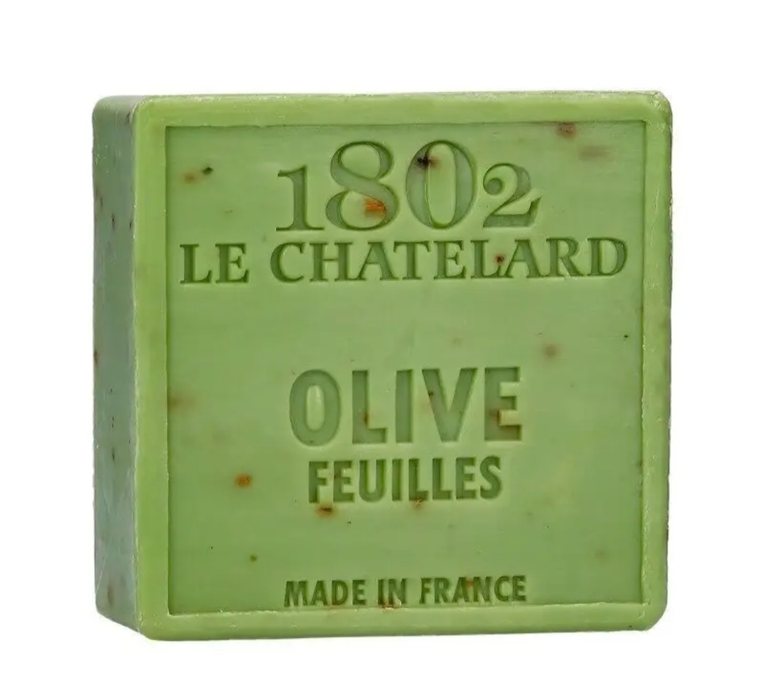 Savon carré aux vraies feuilles d'olivier sans huile de palme.
Craquez pour ce savon aux senteurs feuilles d'olives , dont il est constitué. Composé à 72 % d'huile végétale, ce savon très hydratant prends soin de votre peau.
Garantie sans huile de palme, sans silicone, ni parabène en y laissant un parfum rafraichissant.
Le savon olive feuilles contient de l'huile de coco pour son effet apaisant, de l'huile d'olive apportant douceur et souplesse et est enrichie en huile d'amande douce connue pour ses propriétés adoucissantes et hydratantes. Il est parsemé de feuilles d'olive au pouvoir exfoliant.
Non testé sur les animaux.
fabriqué en France.
Ingrédients: sodium olivate, sodium cocoate, sodium stearate, acqua, parfum, prunus amygdalus dulcis oil, olea europaea leaf, glycerin, sodium chloride,tetrasodium glutamate diacetate, limonene, linalool, coumarin, benzyl salicylate, cinnamaldehyde, eugenol, citral, diethylhexyl sodium sulfosuccinate, ci 77891, 11680,ci 12490 , ci 74160
poids 100 g