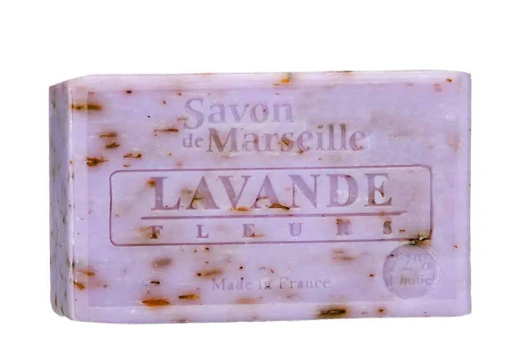 Une fragrance classique authentique et incontournable de notre savoir faire en Provence. Ce savon contenant des fleurs de lavande laisse une délicate odeur camphrée sur votre peau tout en l'hydratant et en la nourrissant. Savon lavande Fleurs contient de la glycérine végétale et est enrichi en huile d'amande douce sources de douceur et d'hydratation. .Il est parsemé de fleurs de lavande aux pouvoirs exfoliants.
dimension 8,2 cm (l) x 5,5cm (h) x 2,5cm (p)
pays de fabrication : France Savonnerie le Chatelard 1802 Poids 100g
Ingredients: Sodium palmate, Sodium palm Kernelate, acqua,glycerin,parfum,prunus amygdalus dulcis oil Sodium chloride, tetrasodium etidronate, tetrasodium edta, linalool, sodium laureth sulfate, o-phenylphrnol, Ci 51319