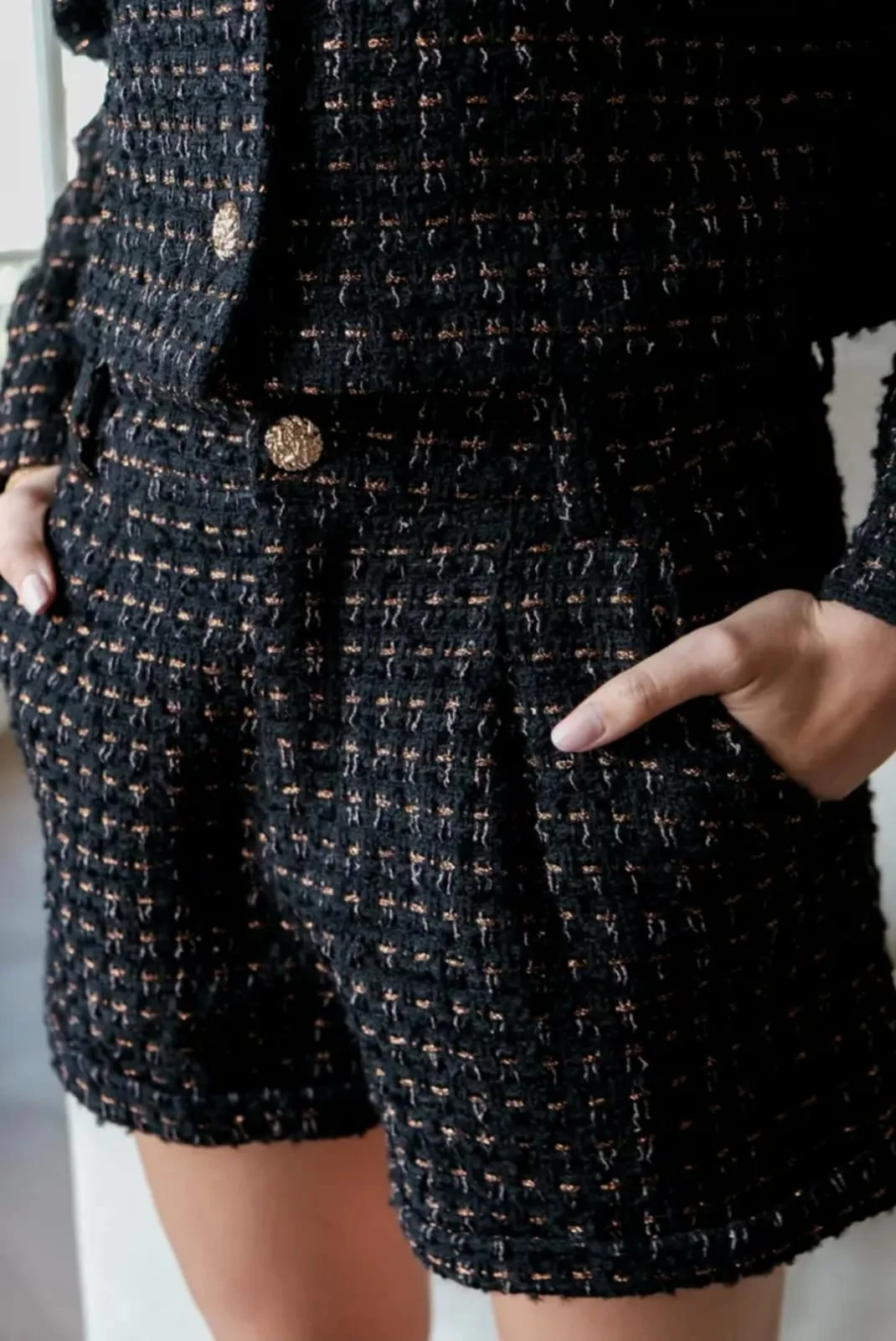 Boutons dorés, col rond. Forme un ensemble avec la veste.
Longueur (taille S) : 50cm