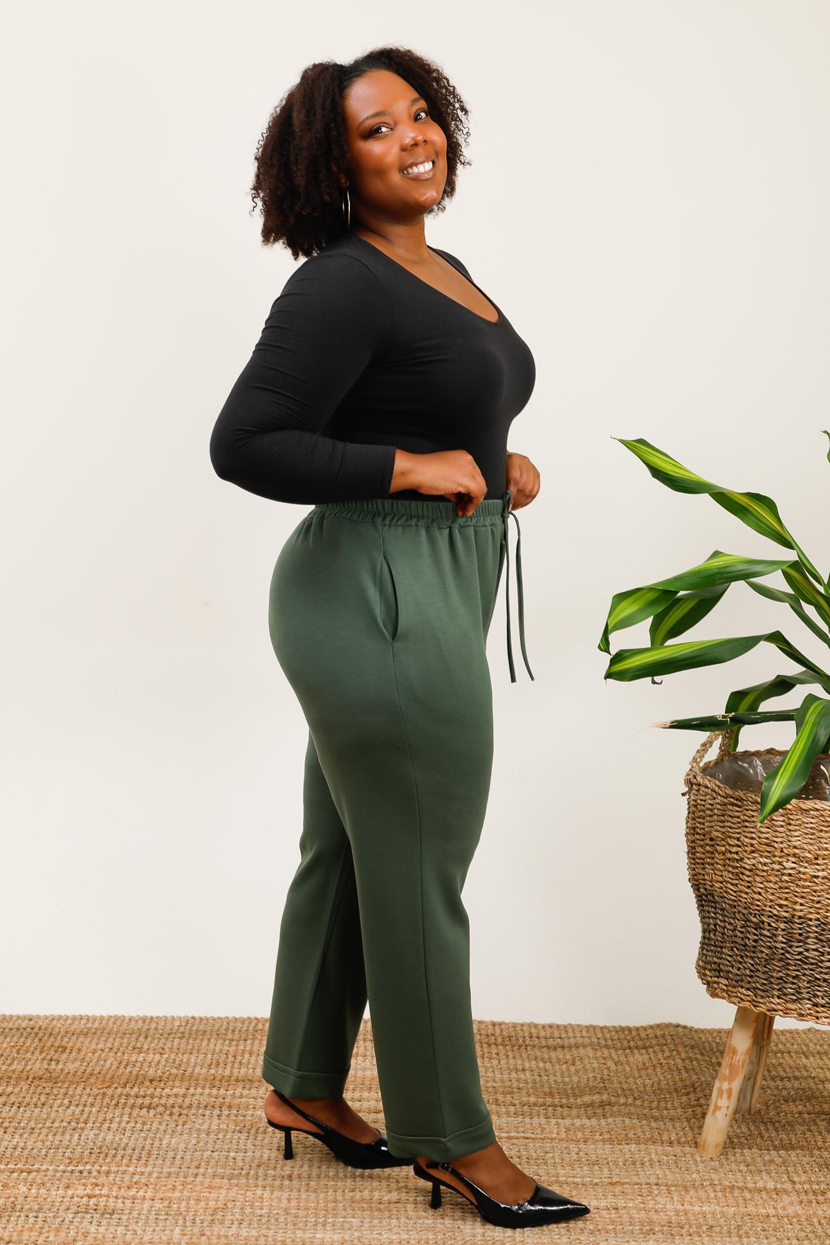 Pantalon de jogging ample, viscose douce, idéal pour l'automne/hiver, fabriqué en France, parfait pour les femmes rondes. Tailles généreuse
Longueur : 110 cm.
La mannequin mesure 175cm et porte une taille (T3) 46-48
Produit : 5% Élasthanne - 10% Polyester - 85% Viscose disponible en 4 tailles
T3 46-48
T4 50-52
T5 52-54
T6 54-56
(T3) 46-48 Tour de taille：100 cm. 
