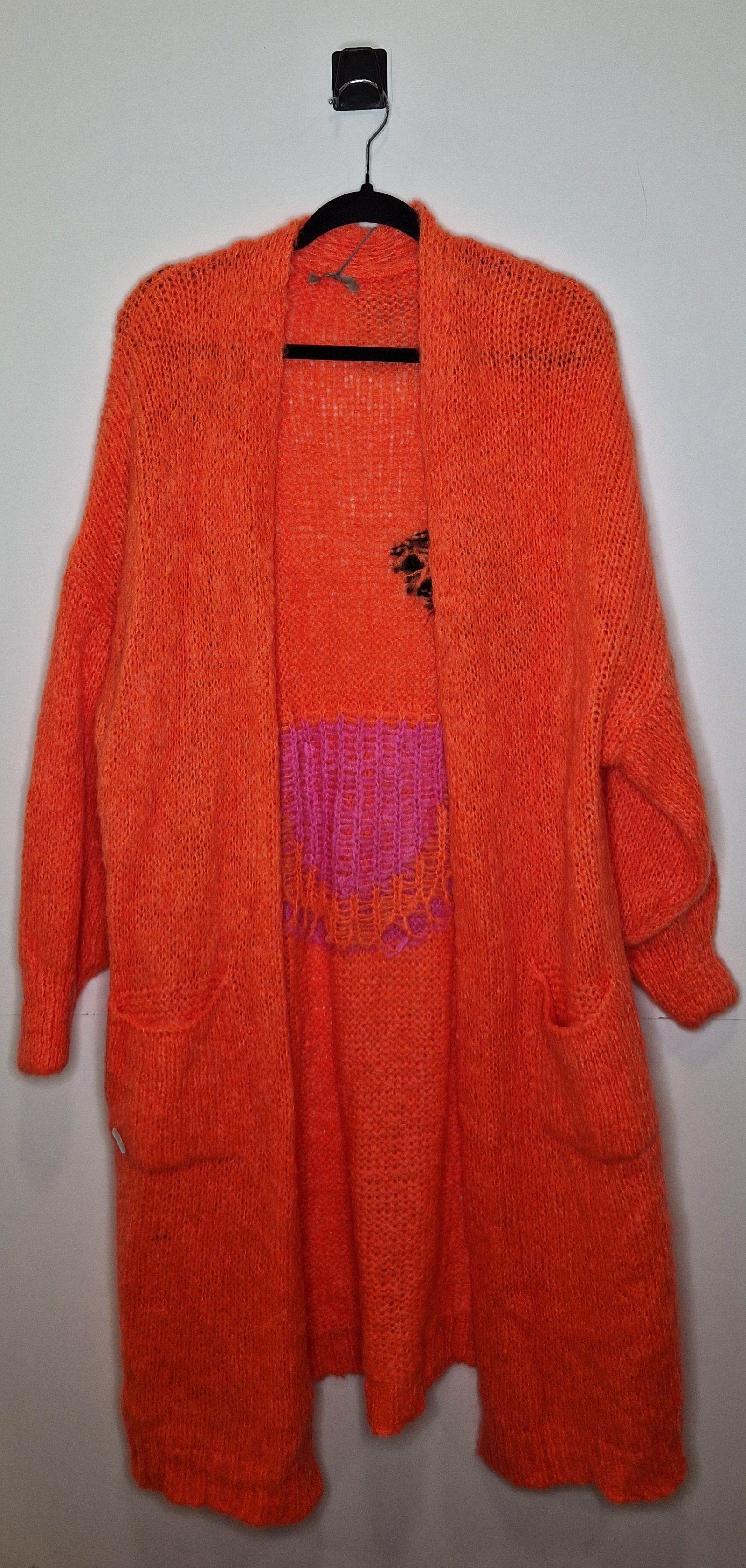 gilet long avec motif couleurs dans le dos
disponible en 5 couleurs
taille du 36 au 56