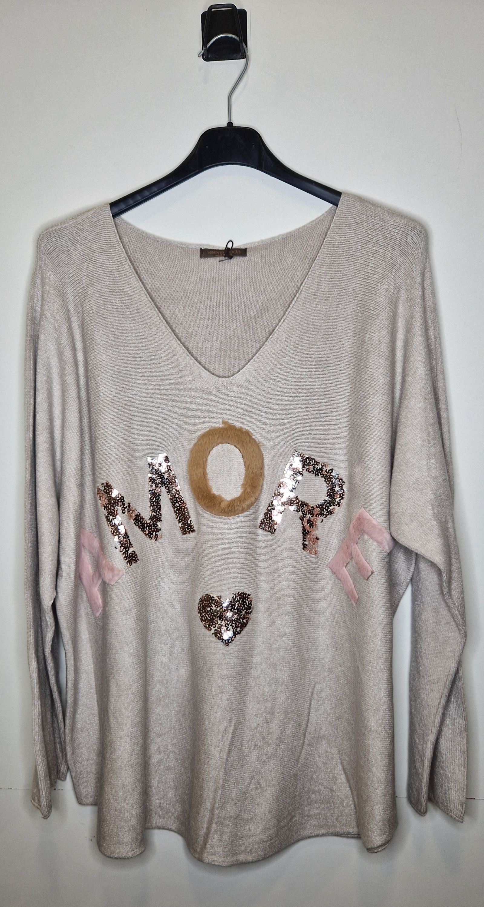 pull avec motif en relief disponible en 3 couleurs
taille unique convient jusqu'au 52