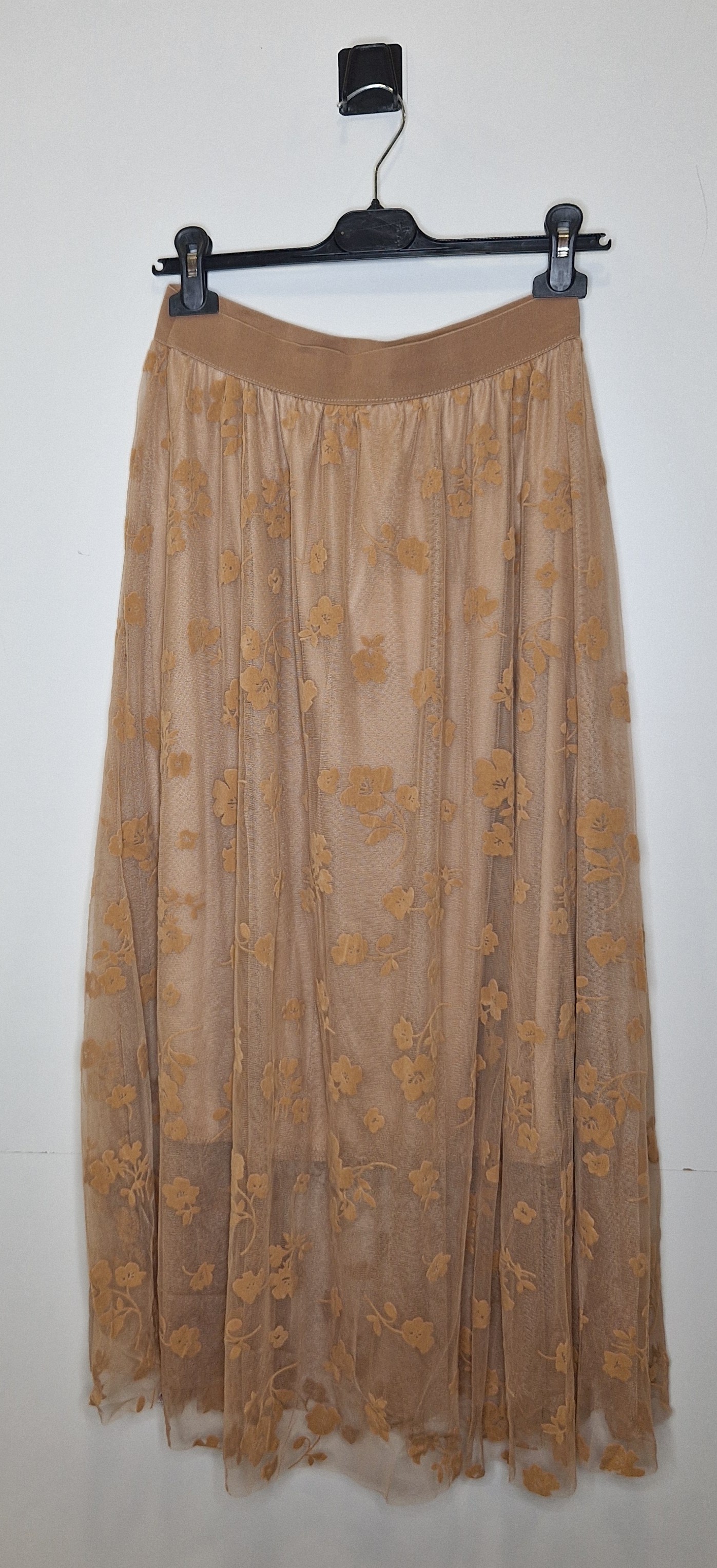 jupe en tulle doublée et motifs fleurs en velours taille unique jusqu'au 46
camel ou noir