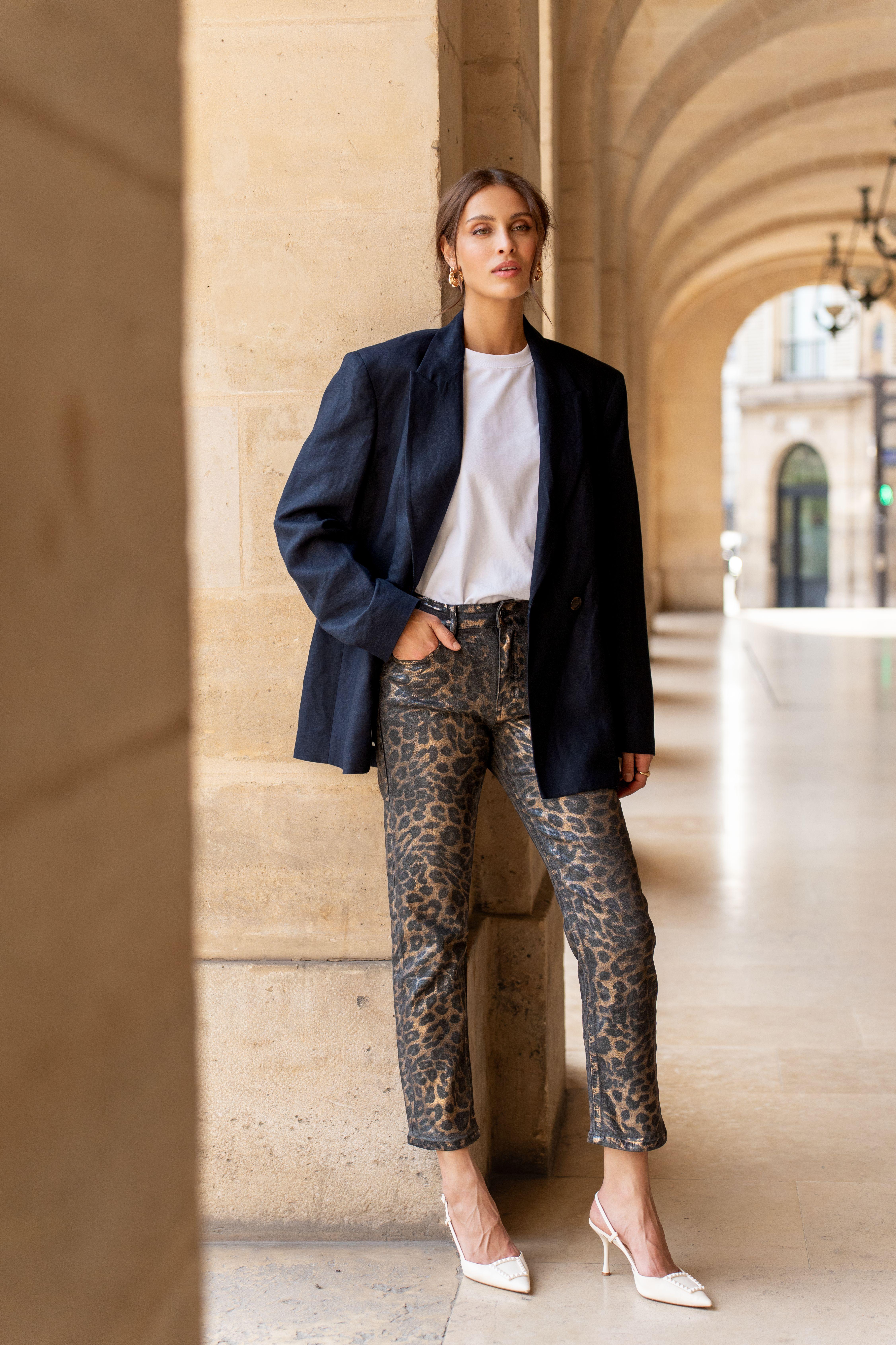 Compositions produit : 2% Élasthanne - 32% polyester - 66% coton
Description : Pantalon enduit brillant léopard