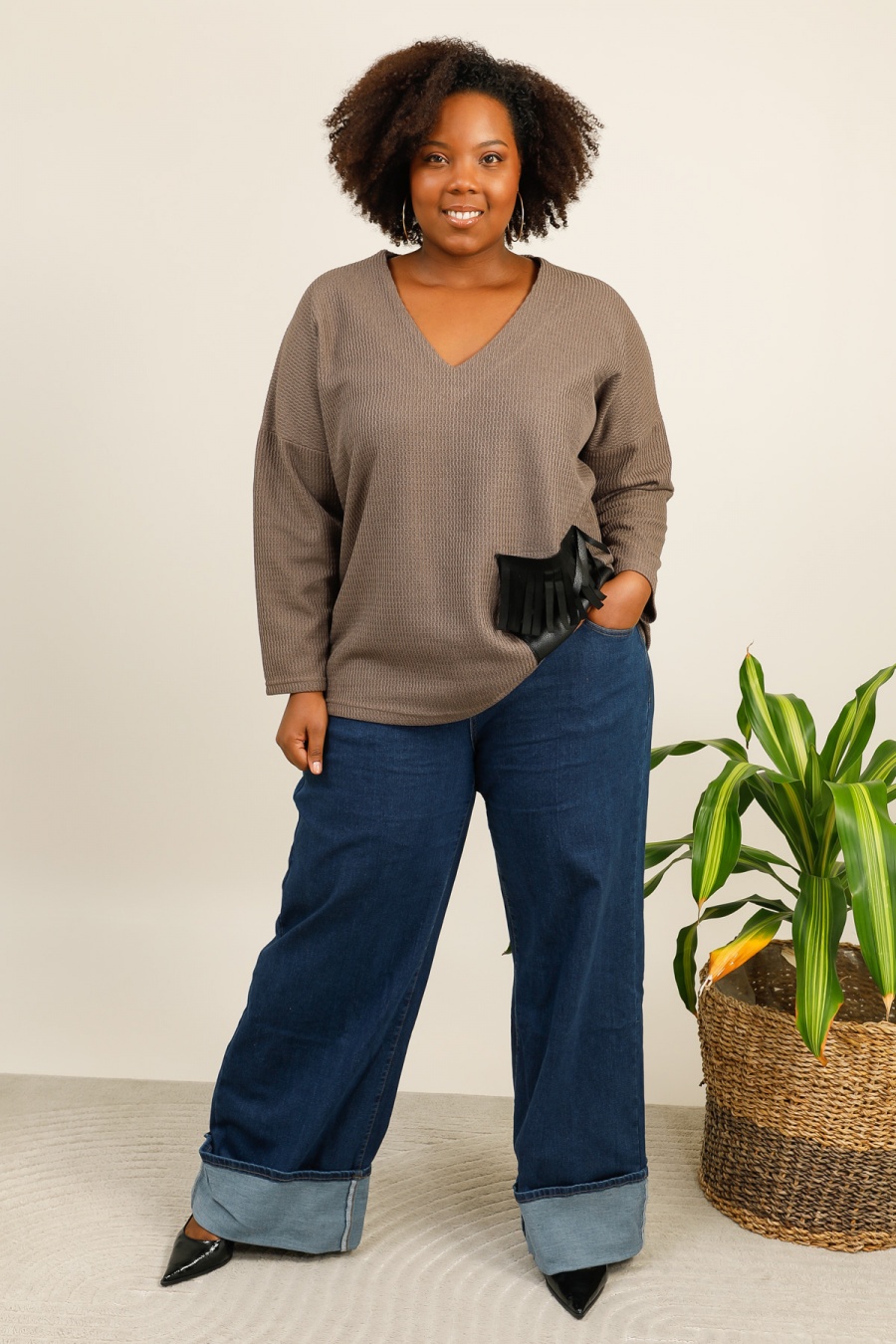 Description : Top boho fluide avec poches frangées, idéal pour l'automne hiver, coupe parfaite pour femmes rondes. longueur : 80 cm la mannequin mesure 175cm et porte une taille (t3) 46-48 (t3) 46-48 tour de poitrine：152 cm.
disponible en Noir et Taupe
plusieurs taille disponible