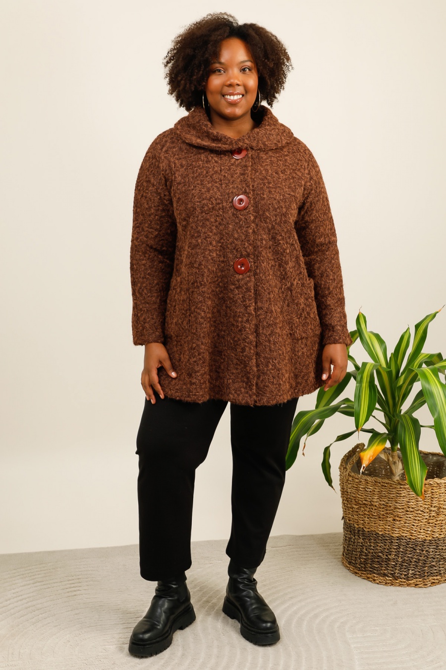 Compositions produit : 100% polyamide
Description : Manteau en fausse fourrure à poches avec gros boutons pour l'automne et l'hiver. longueur : 92 cm la mannequin mesure 175cm et porte une taille (t3) 46-48 (t3) 46-48 tour de poitrine：124 cm.
disponible en noir , taupe et chocolat plusieurs tailles disponibles