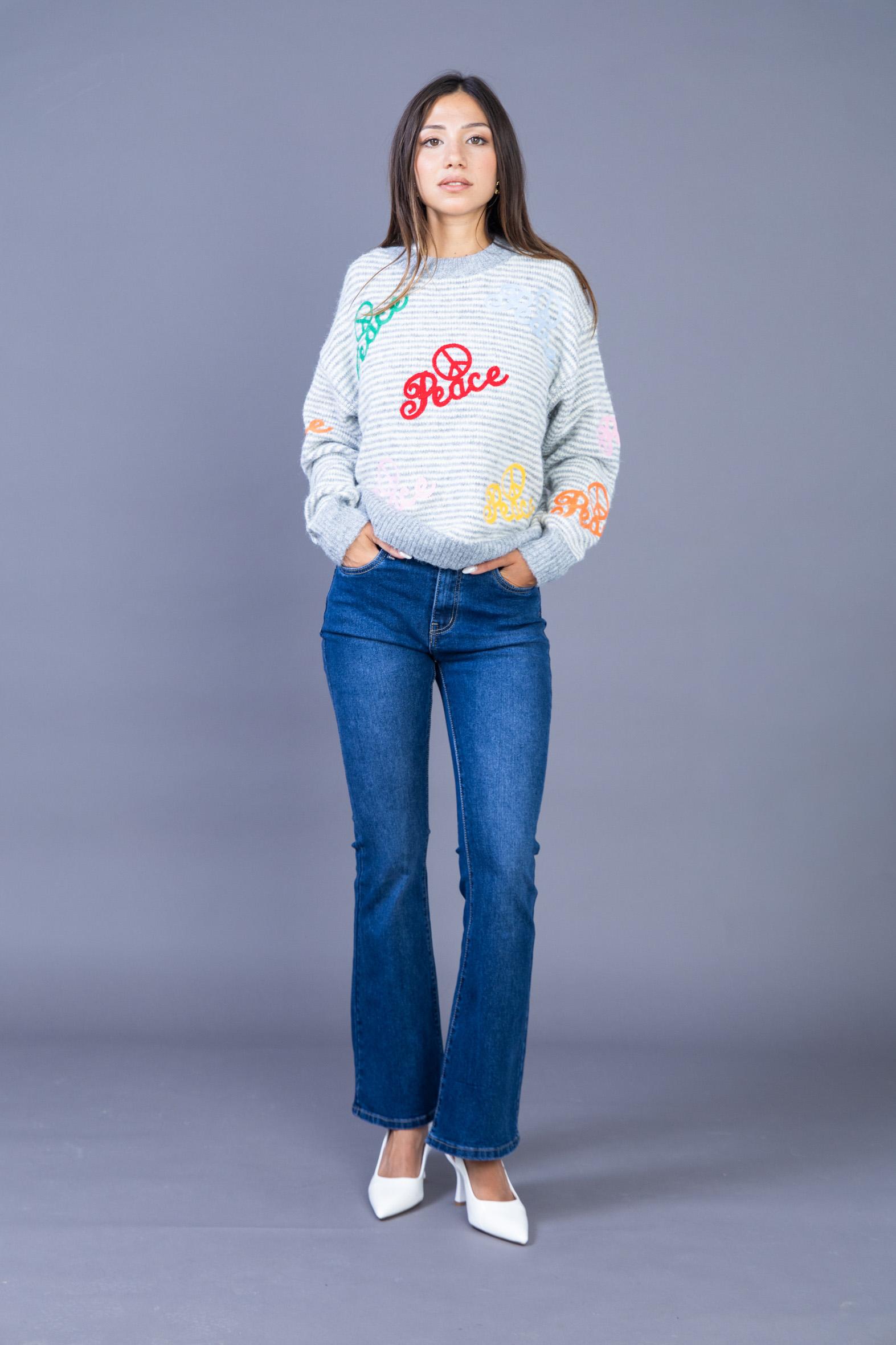 Compositions produit : 2% Élasthanne - 30% polyester - 68% coton
Description : *le mannequin mesure 1,71 m / 5'7.5 et porte une taille 36 (eu) / 8 (uk) / 4 (us) ? correspondance au 26 (us) en pouces. *taille haute, *coupe flare (ajustée de la taille au genou, évasée jusqu'à l'ourlet), *effet push-up au dos pour sublimer les courbes, *denim stretch pour un confort optimal, *braguette zippée, *cinq poches, *silhouette élancée et galbée. *avec le flare ? galbe & allure, la coupe évasée iconique se dote d'un effet push-up subtil qui met en valeur les courbes ...