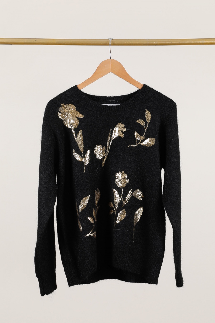 pulls avec fleurs sequins doré
Compositions produit : 10% Élasthanne - 30% polyamide - 60% viscose
taille unique 36/44
disponible en noir, beige,camel et gris