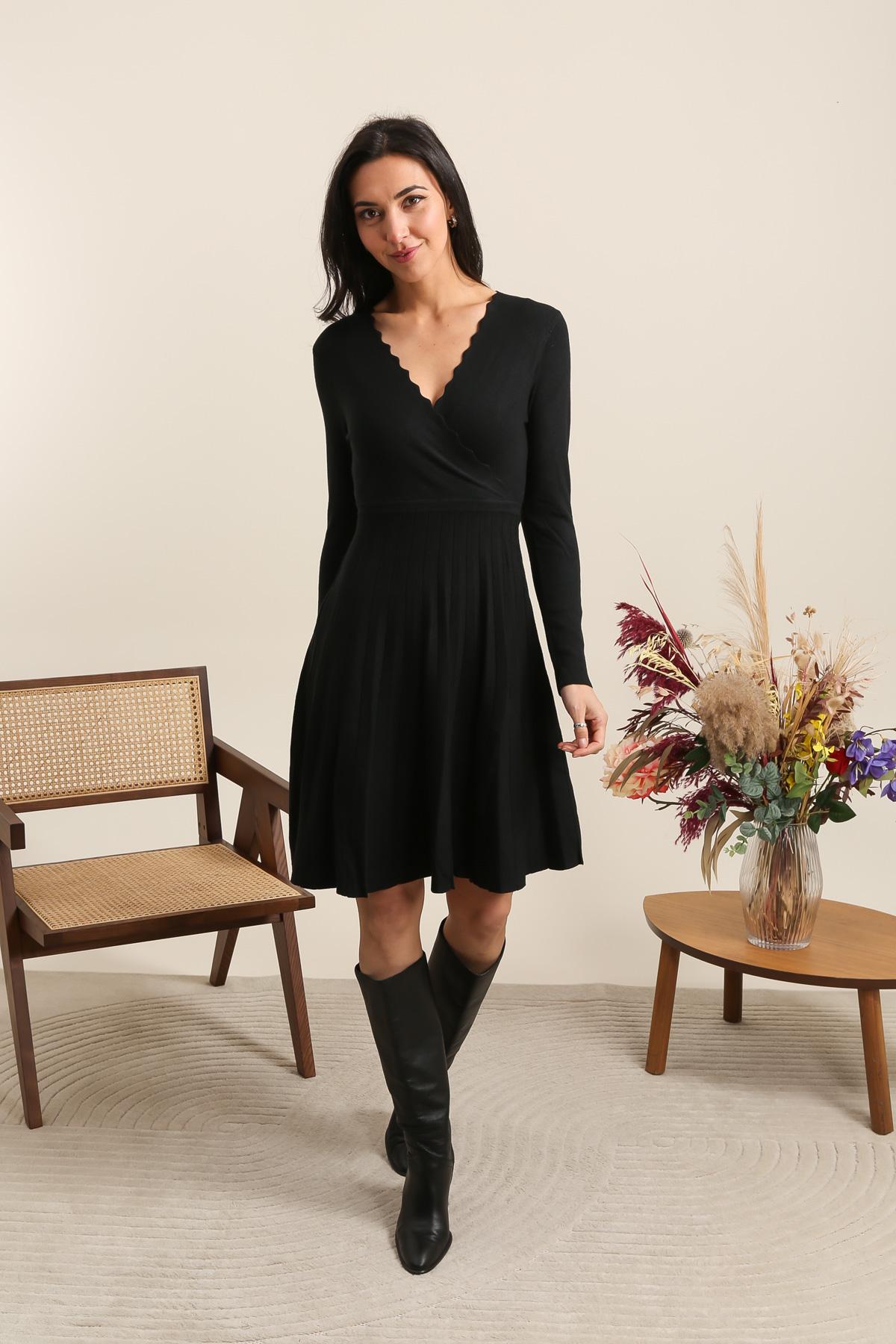 Compositions produit : 10% cachemire - 20% polyamide - 70% viscose
Description : Robe croisé le bas évasé
taille unique 36/40
plusieurs couleurs disponible noir, bleu marine, bleu clair, gris, vert, rose clair,bordeaux,rouge vif, camel et terracotta
