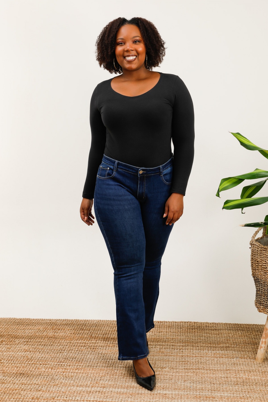 Compositions produit : 2% Élasthanne - 3% viscose - 25% polyester - 70% coton
Description : Jeans bleu évasé en grande taille
plusieurs tailles du 44 au 54