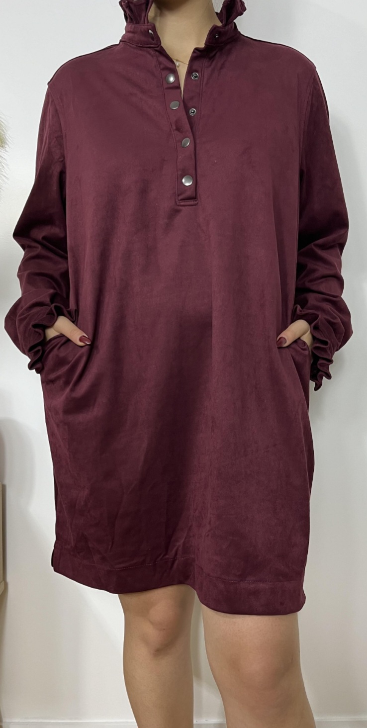 Compositions produit : 10% spandex - 90% polyester
Description : Cette longue robe chemise effet daim allie élégance et confort avec son tissu doux et fluide. son col montant structuré et sa coupe ajustable permettent de sculpter la silhouette pour une allure sophistiquée, tout en conservant une sensation de légèreté. parfaite pour un style minimaliste et raffiné, elle se porte aussi bien au quotidien qu'en occasion spéciale. disponible en bordeau et chocolat et 2 tailles : S/M, M/L