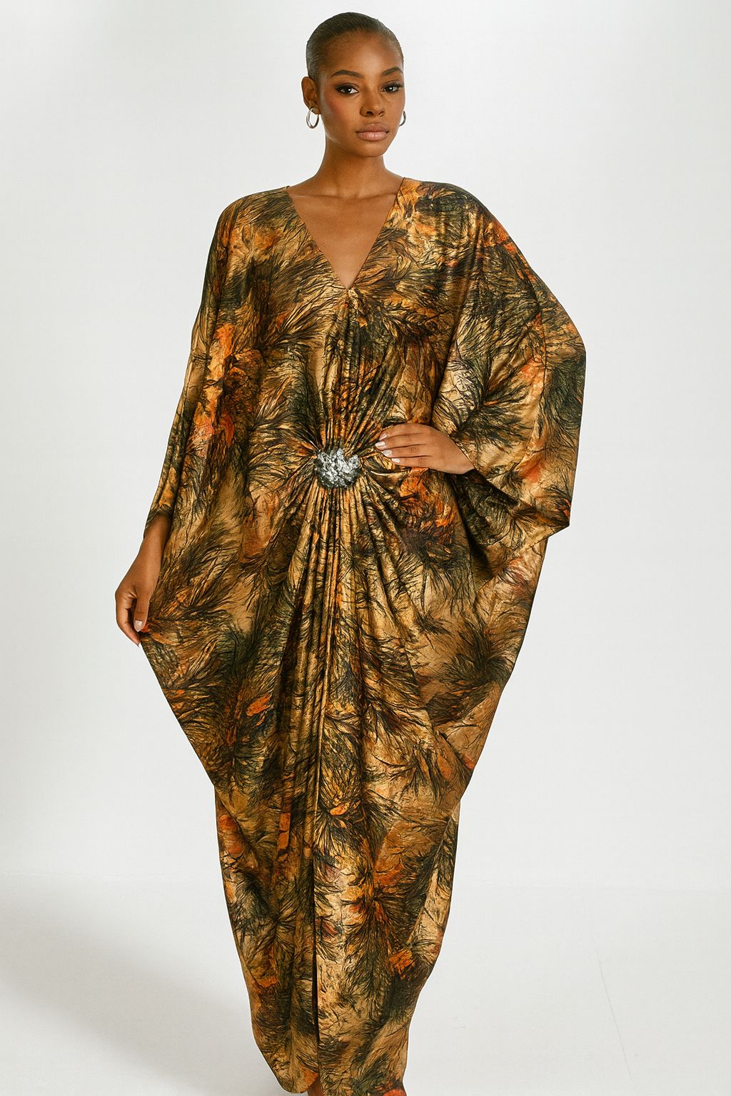 robe oversize convient à toute morphologie , avec broche strass ,Compositions produit : 100% polyester
plusieurs couleurs disponible