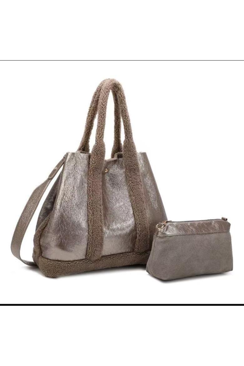 sac en sunthétique porté épaule avec une pochette et une bandouliére
plusieurs coloris