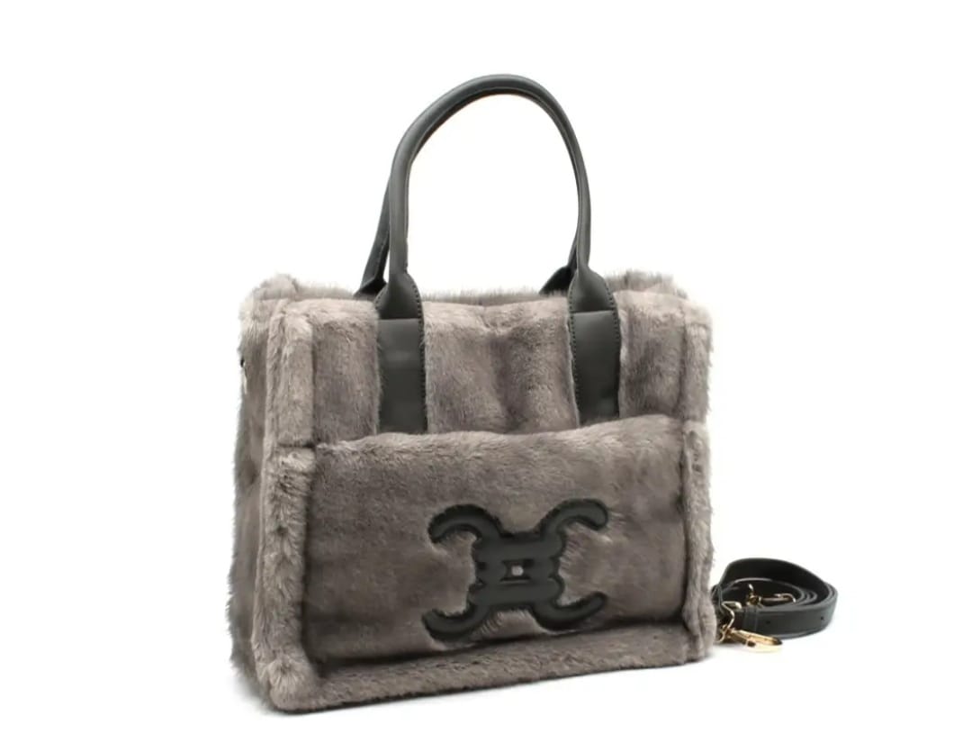 sac en fourure synthétique couleur gris clair avec bandoulière et poignée portée main 