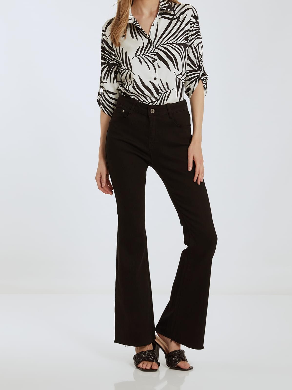 Jeans noir flare effiloché push up en grande taille
Compositions produit : 2% Élasthanne - 30% polyester - 68% coton
disponible du 38 au 48