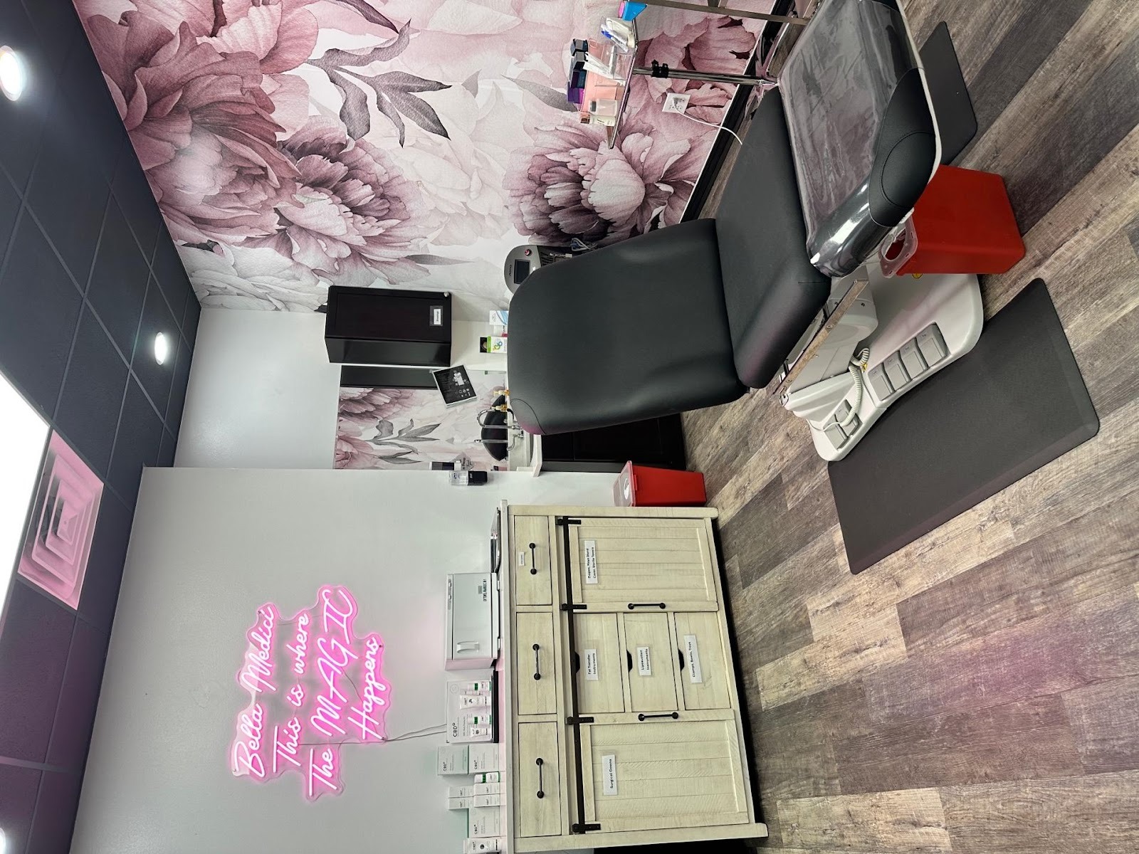 A room with a chair and a tableAI-generated content may be incorrect.