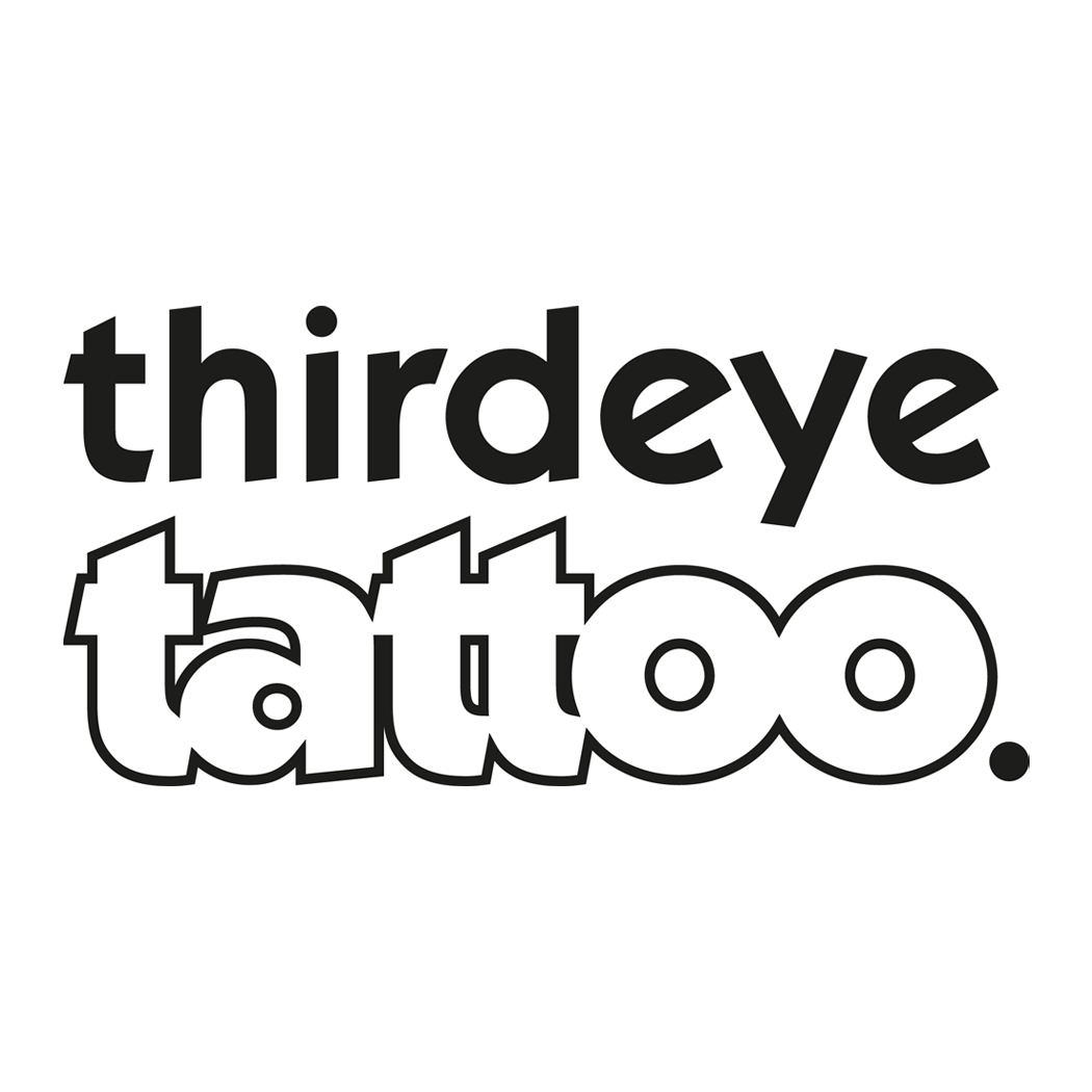 Entdecke unser seit 15 Jahren erfolgreiches Tattoo- Studio im Herzen von Gostenhof. Weit über Nürnberg hinaus sticht Larissa Wagner mit ihren Fineart Custom Work Tattoos heraus und verziert mit ihrem ausdrucks-starken, individuellen Stil die Haut unserer Kund:innen. Im Galerieraum unseres Tattoostudios bilden Illustrationen, Malerei und Grafik Design den goldenen Schnitt.