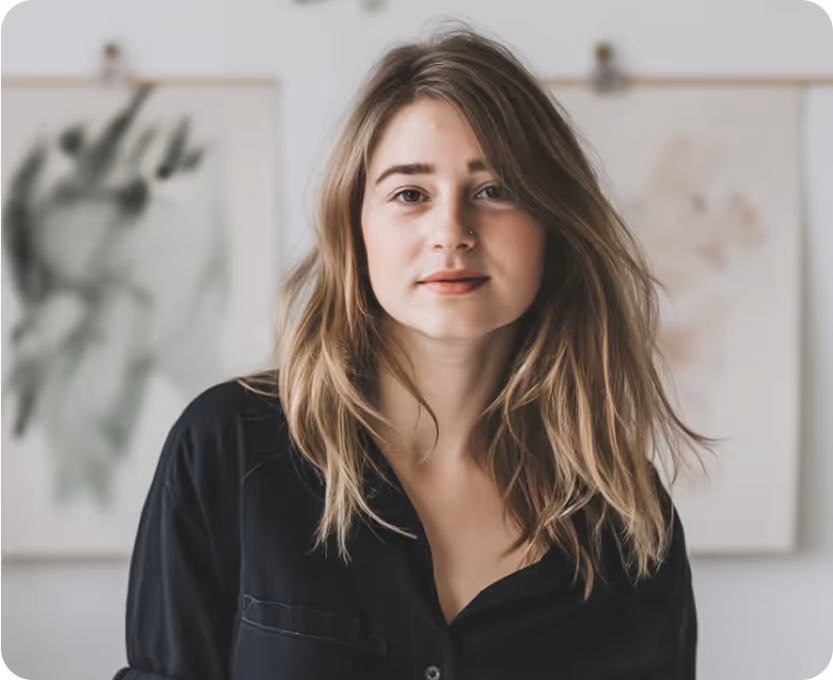 Femme confiante posant dans un espace de travail créatif, incarnant l’esprit des Fondatrices.