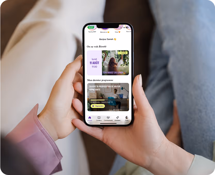 l'application les fondatrices dans un téléphone qui est tenu par une femme avec ses deux mains