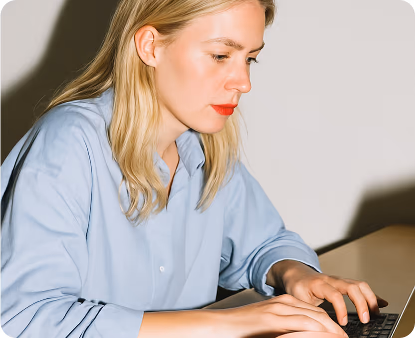 Femme travaillant sur son ordinateur, illustrant l’autonomie et la concentration d’une entrepreneure.