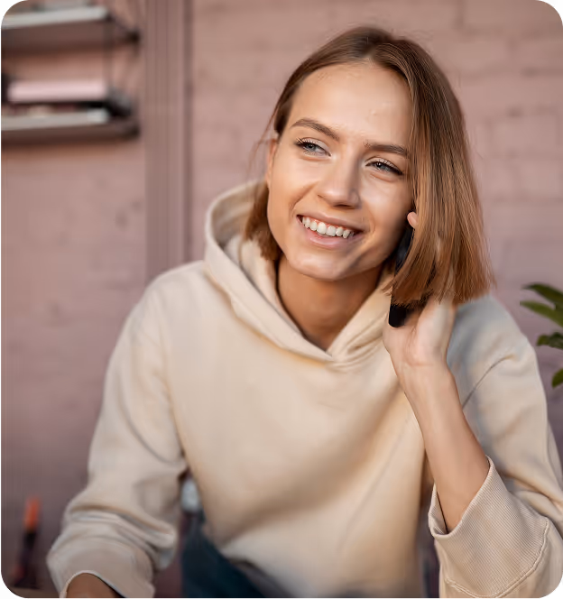 Femme souriante participant à un échange au téléphone