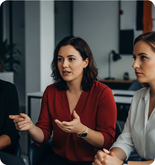 Femme s’exprimant avec assurance lors d’une réunion d’équipe.