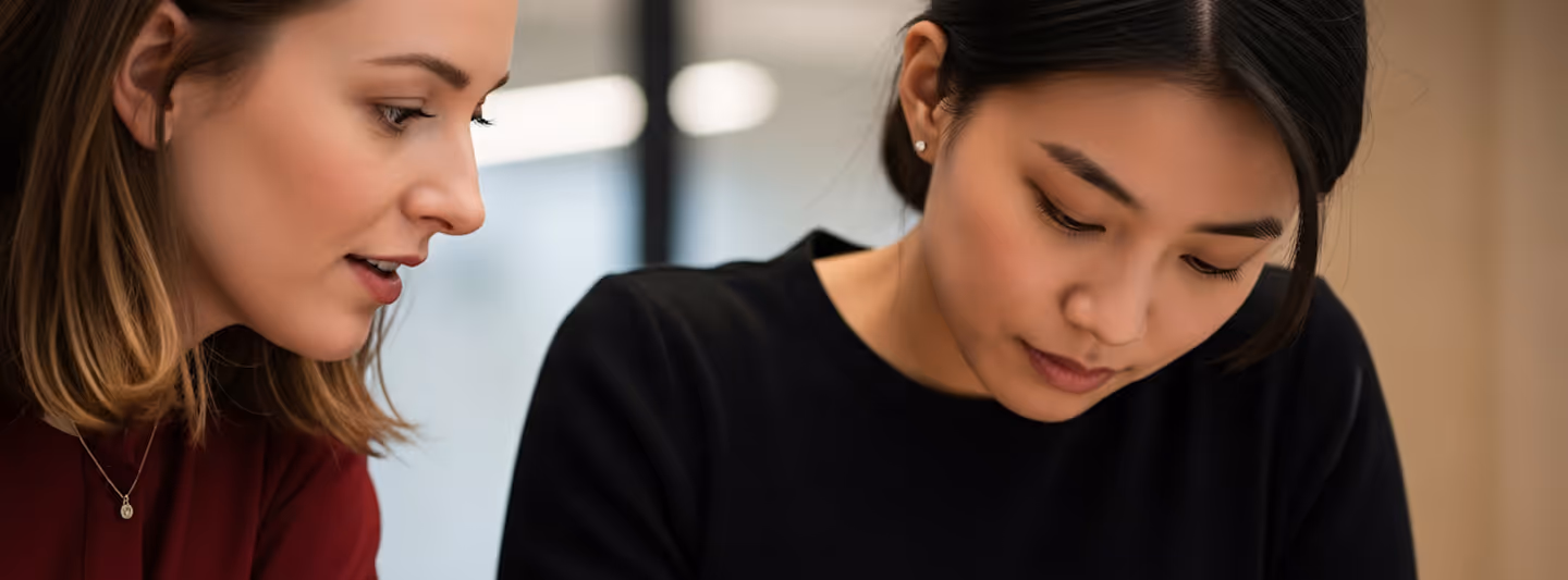 deux femmes en train de travailler l'une à côté de l'autre, dans une ambiance légère et sympa