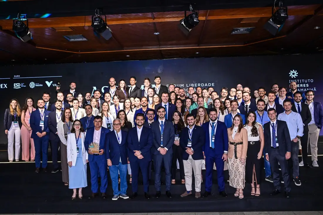 Turma no palco do 13º Fórum (2025)
