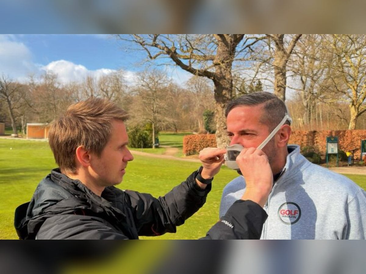 Tim Hollstein bei einer Stoffwechselmessung auf dem Golfplatz