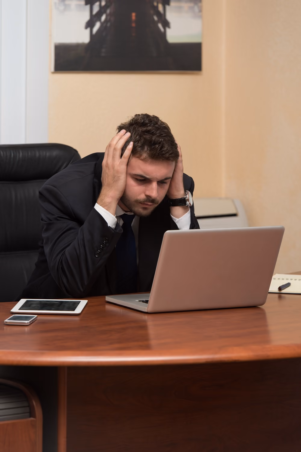 Homem preocupado com problemas de informática no trabalho