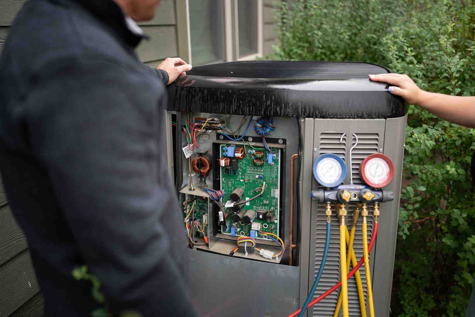 Infographic showing common heat pump problems in Bend Oregon including ice buildup on outdoor coils, refrigerant leaks causing reduced efficiency, electrical control failures leading to short cycling, reversing valve faults preventing mode switching, defrost control issues, and compressor problems, with arrows indicating when each typically occurs in Bend's freeze-thaw climate cycle - heat pump repair in bend, or Infographic showing common heat pump problems in Bend Oregon including ice buildup on outdoor coils, refrigerant leaks causing reduced efficiency, electrical control failures leading to short cycling, reversing valve faults preventing mode switching, defrost control issues, and compressor problems, with arrows indicating when each typically occurs in Bend's freeze-thaw climate cycle - heat pump repair in bend, or