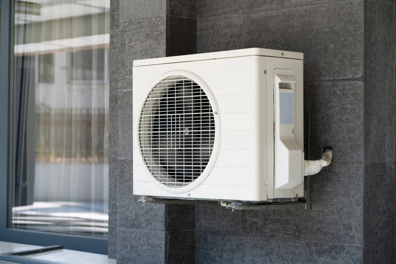 A Practical Guide to How UV Exposure and Temperature Swings Affect Your Outdoor Unit
