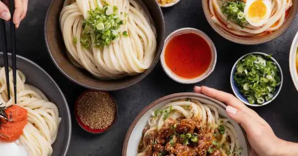 Hausgemachte Udon Nudeln auf einem Tisch mit frischen Zutaten 