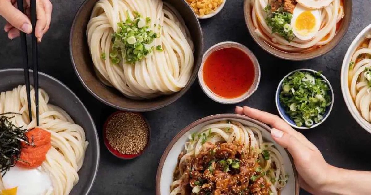 Hausgemachte Udon Nudeln auf einem Tisch mit frischen Zutaten 