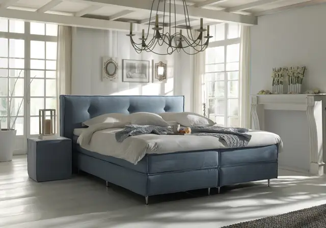 Een boxspring met mee-gestoffeerde matrassen voor een "hotel" look