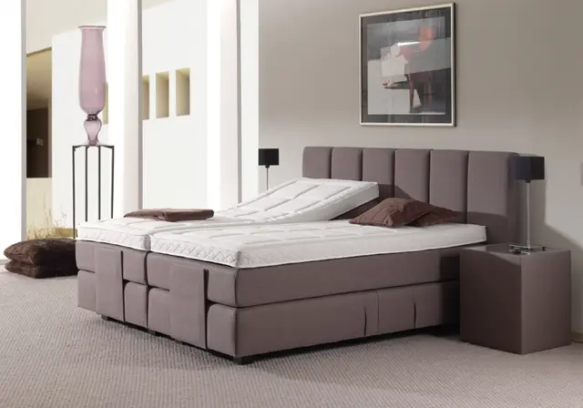 Boxspring Panama met meegestoffeerde matrassen en doorgestikt hoofdbord