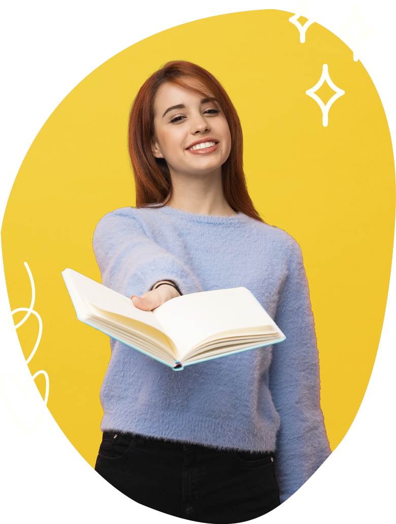 Eine junge Frau präsentiert mit einem Lächeln ein Buch