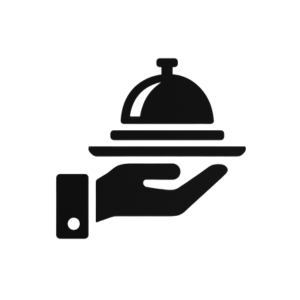 Hand met dienblad en serveerschaal met deksel, symbool voor gastvrijheid of bediening.