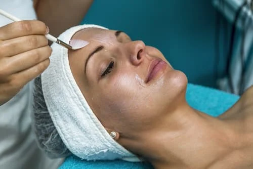 Les peelings au visage, aux centres laser murano