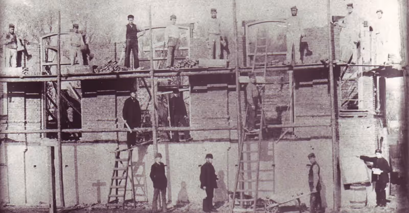 In de archieven van de stichting Historisch Goor vonden we een fraaie prent uit het jaar 1885. Toen werd De Groote Sociëteit gebouwd in de Stationslaan.