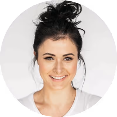 Jeune femme heureuse et souriante