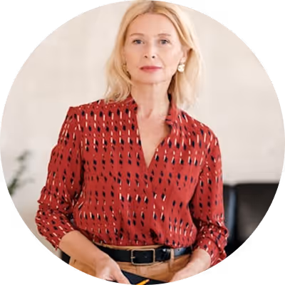 Femme de 50 ans sûre d'elle et détendue