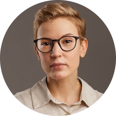 Jeune femme à l'aise et confiante