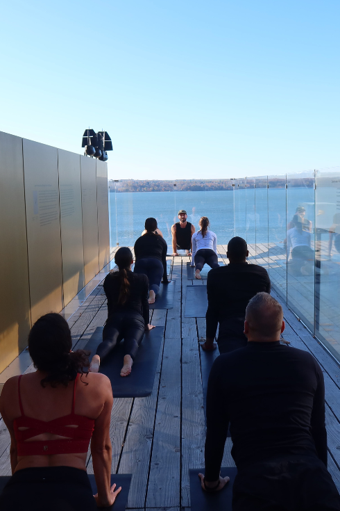 Yoga extérieur en communeauté