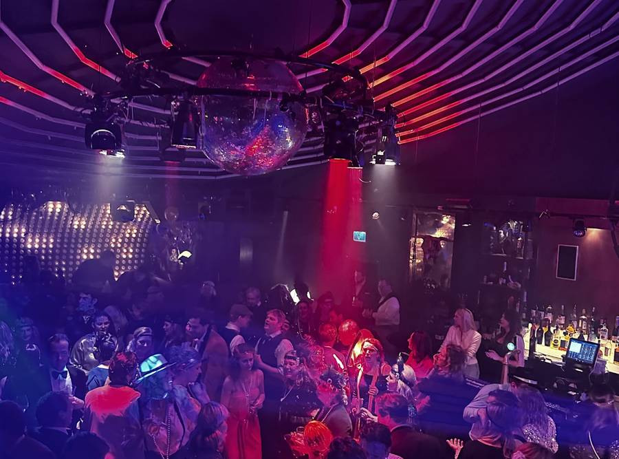 Volle dansvloer met discobal tijdens een jaren-20 themafeest met DJ FlexyFrank