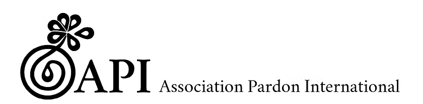 Logo de l'API avec un design floral noir stylisé à gauche et le texte 'API Association Pardon International' à droite.