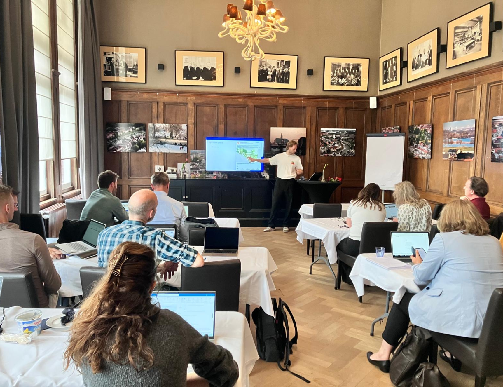 Team trainingssessie bij Studio Raya met AI-presentatie.