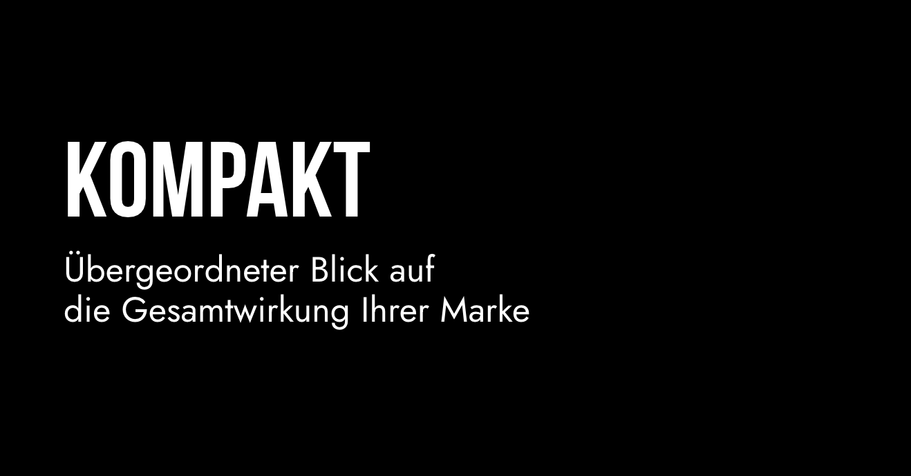Kreativer Arbeitsplatz zum Thema Strategie, Marke und Wirkung mit Unterlagen, Notebook, Schreibblock, abgebildet in den Farben schwarz, weiß, Blau, magenta und lila