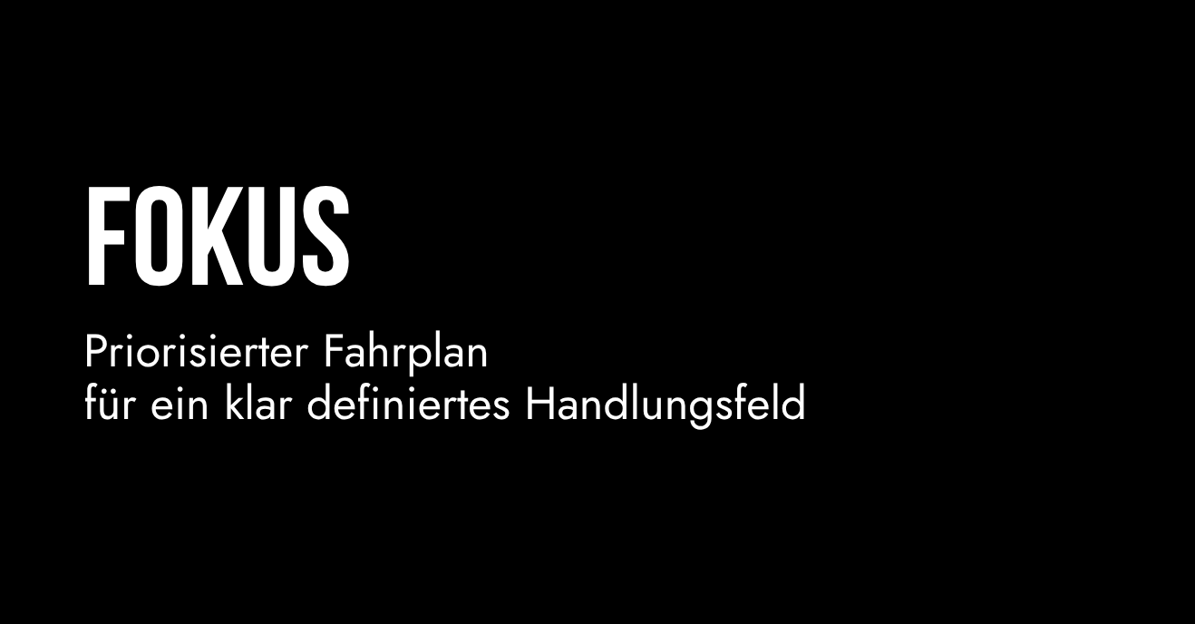 Kreativer Arbeitsplatz zum Thema Strategie, Marke und Wirkung mit Unterlagen, Notebook, Schreibblock, abgebildet in den Farben schwarz, weiß, Blau, magenta und lila