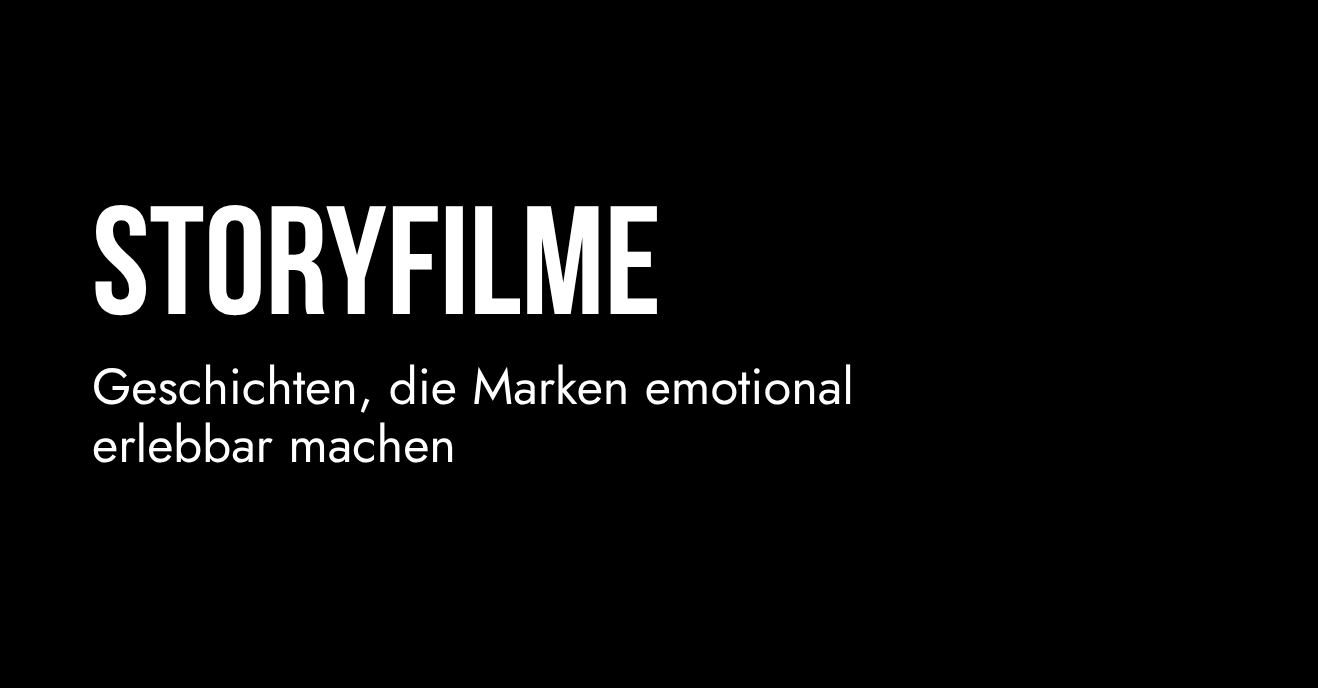 Kreativer Arbeitsplatz zum Thema Strategie, Marke und Wirkung mit Unterlagen, Notebook, Schreibblock, abgebildet in den Farben schwarz, weiß, Blau, magenta und lila